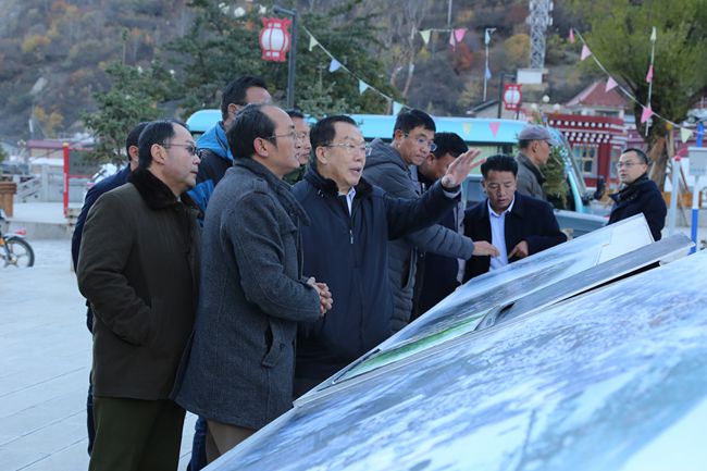 11、張學(xué)武董事長考察迪慶州阿墩子古城規(guī)劃建設(shè)情況_副本.jpg