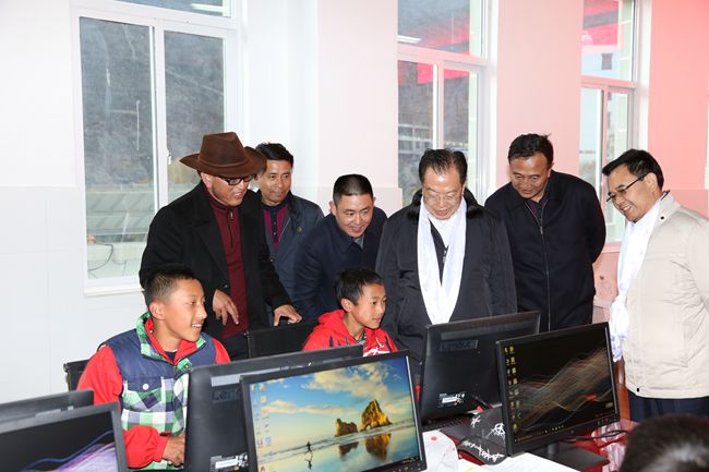 10、張學(xué)武董事長一行在集團捐助的德欽縣“希望之星”電腦室考察，并饒有興致地教授學(xué)生使用搜索引擎_副本.jpg